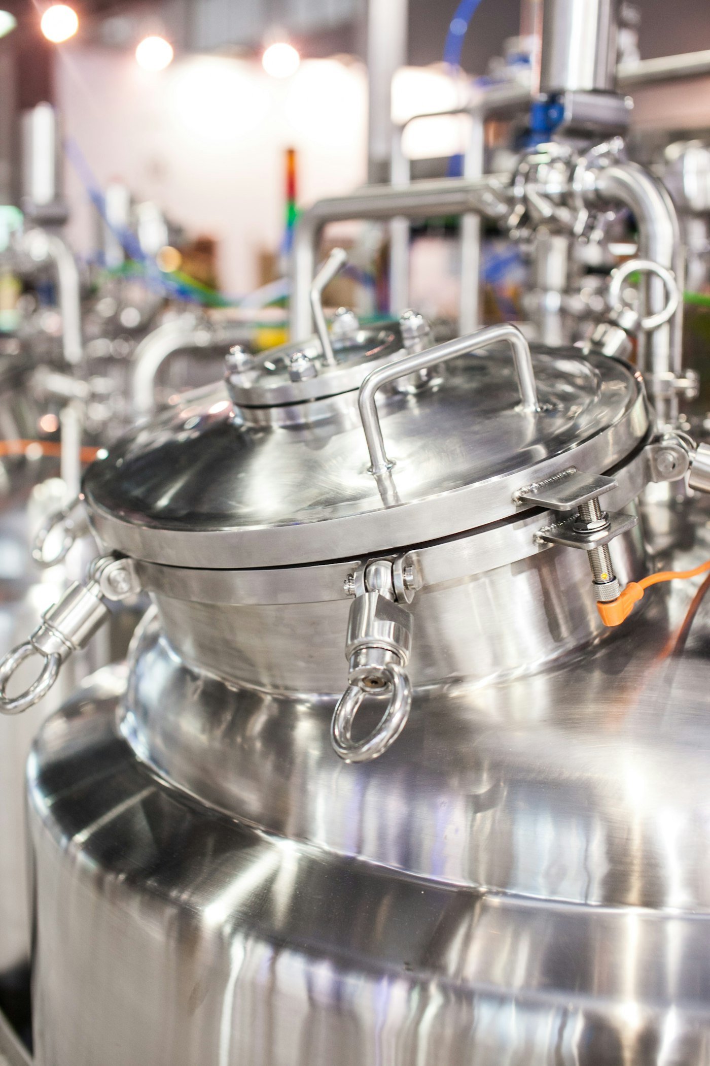 Clamp-lid stainless-steel process vessel with piping
